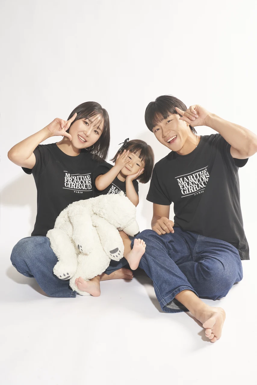 소품을 함께 안고 바닥에 앉아 촬영한 네 가족의 사진