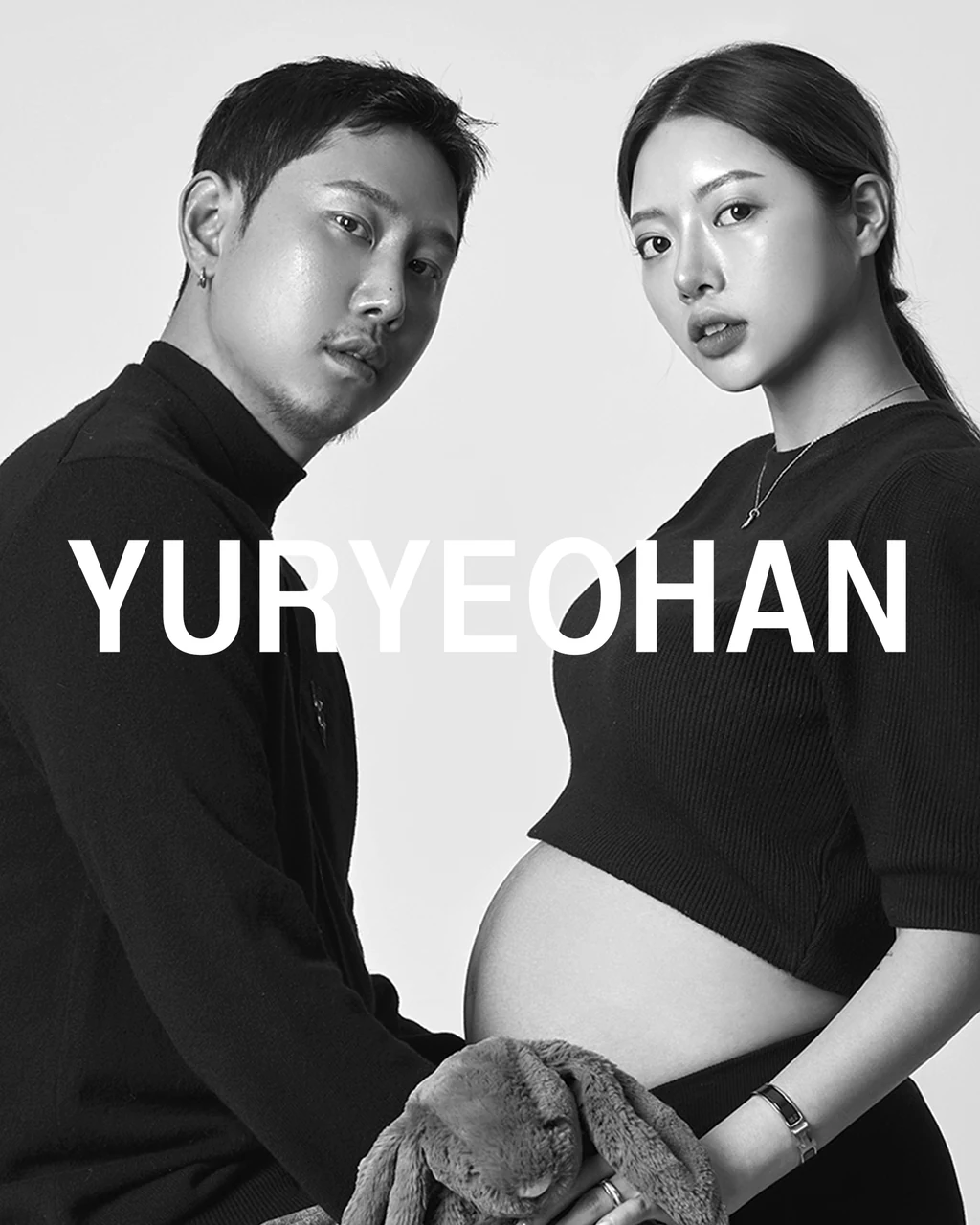 흑백 톤으로 두 사람의 실루엣을 강조한 만삭사진