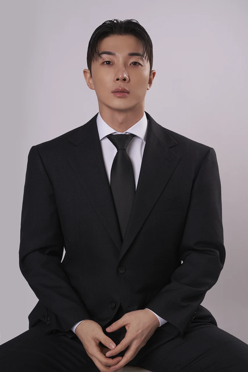 정장 차림으로 앉아 차분하게 담은 남성 1컷 프로필