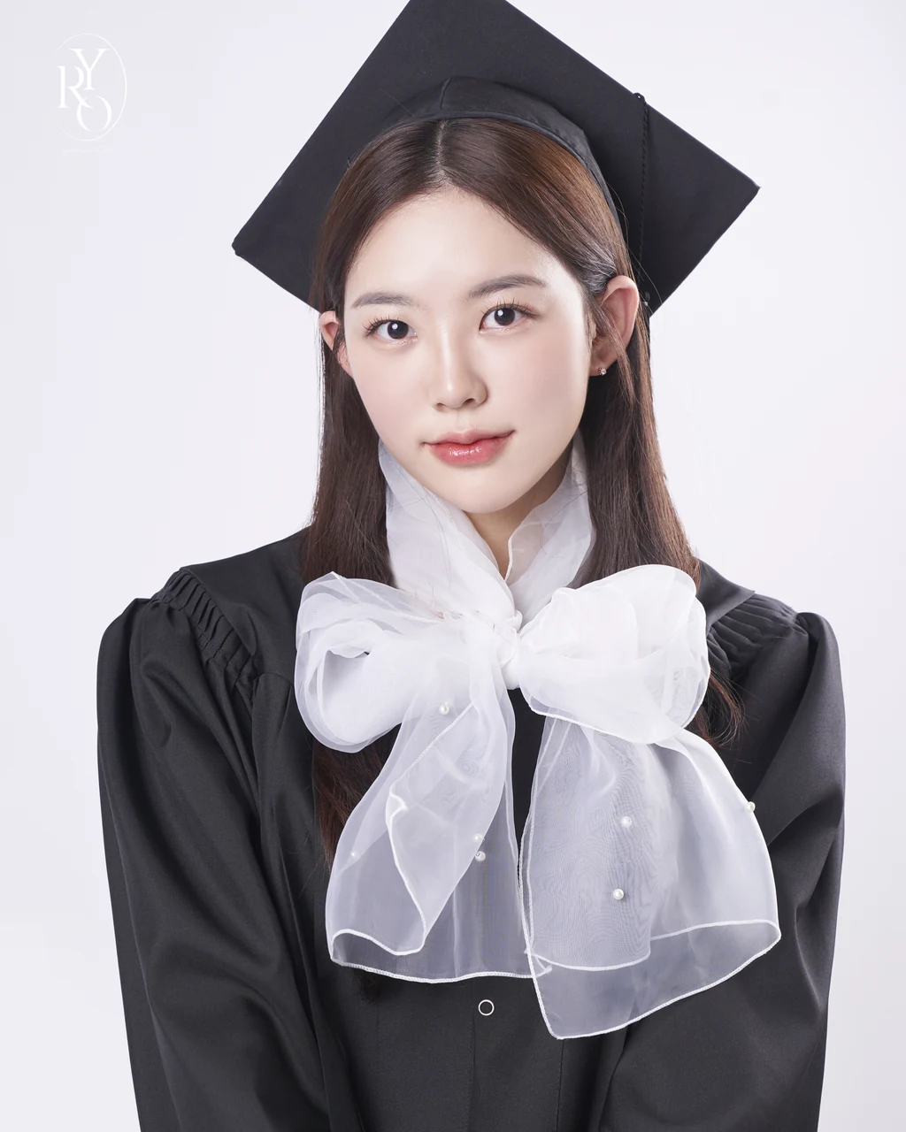 학사모와 가운을 갖춰 입고 촬영한 졸업 프로필