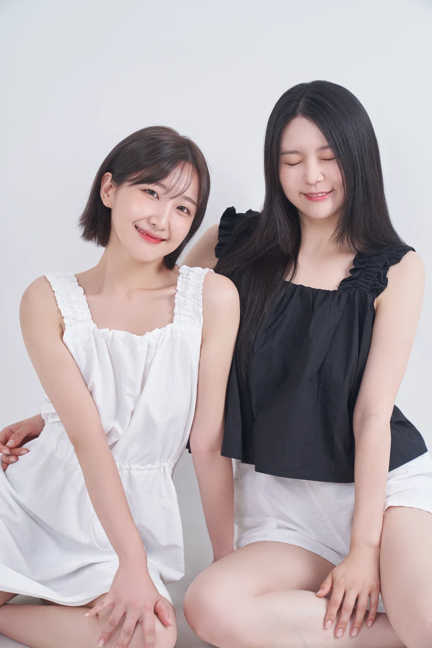 화이트와 블랙으로 톤을 나눈 두 사람의 우정사진