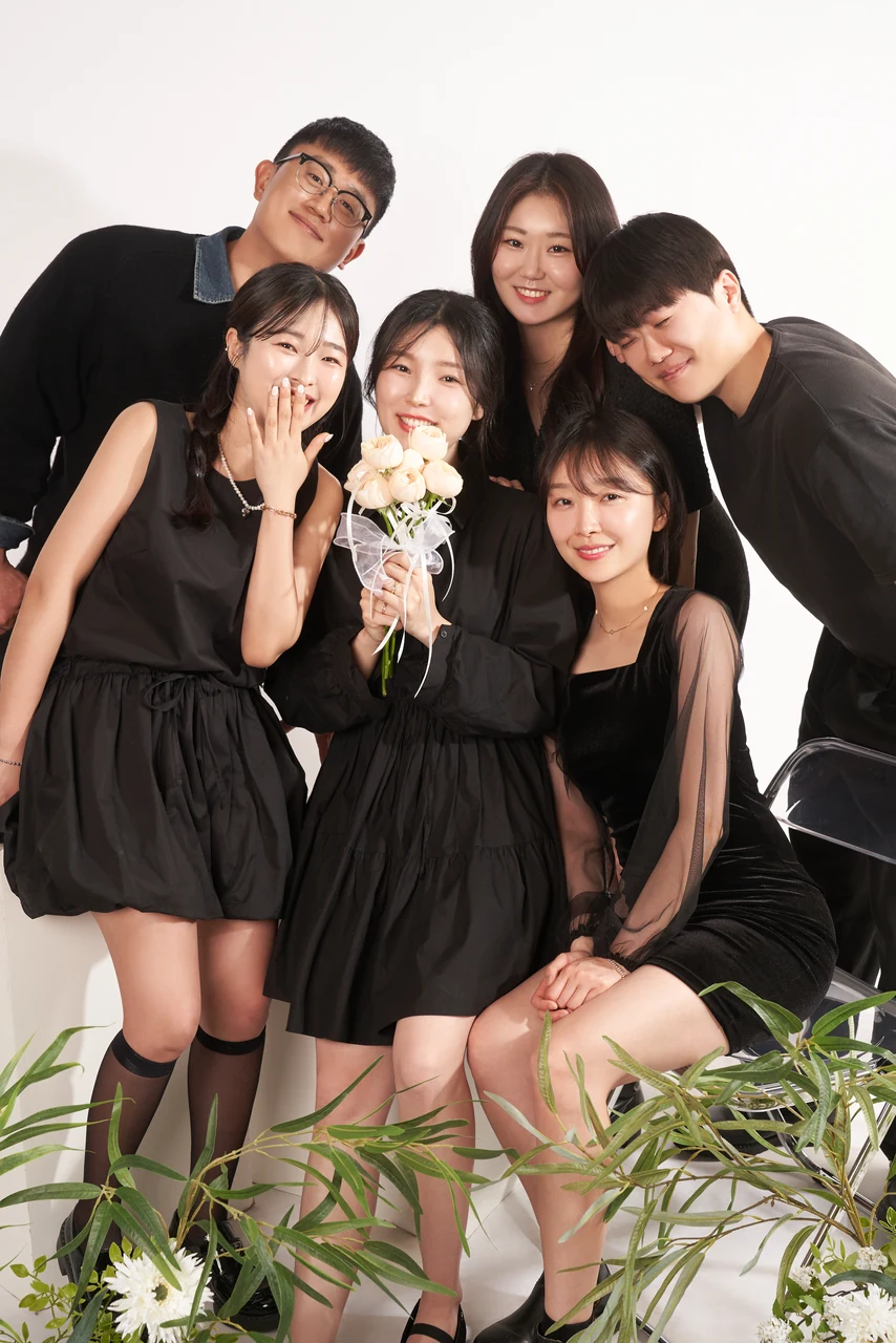 꽃다발과 함께 모인 여러 사람의 단체사진