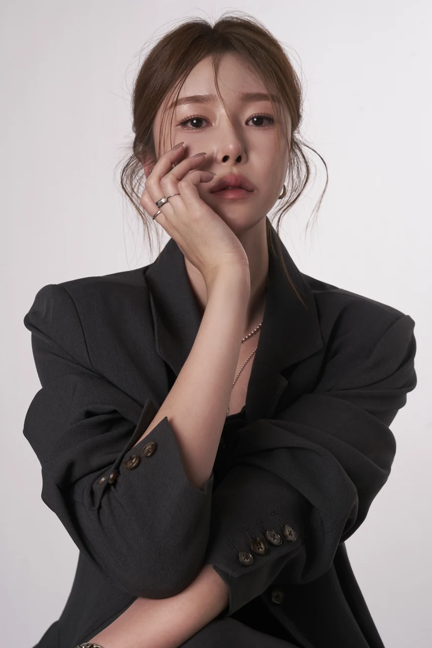오버사이즈 재킷과 편안한 손동작으로 담은 여성 프로필 사진