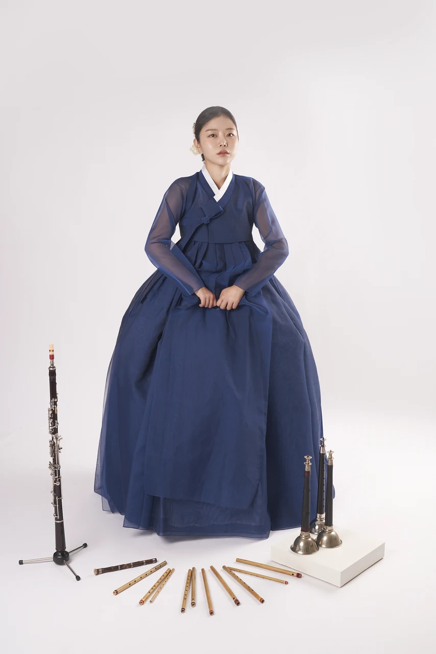 한복과 악기를 함께 담은 인물사진
