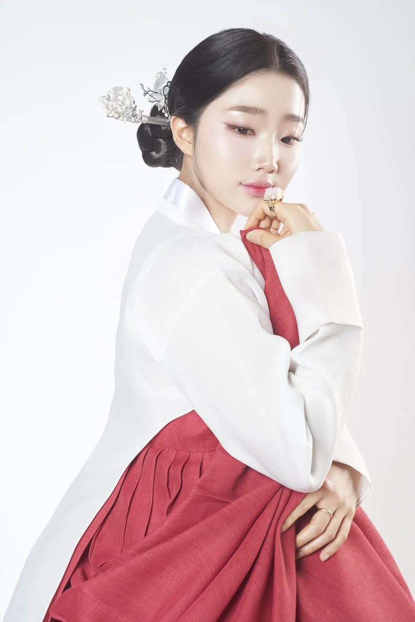 한복의 선과 색을 살려 기록한 인물사진